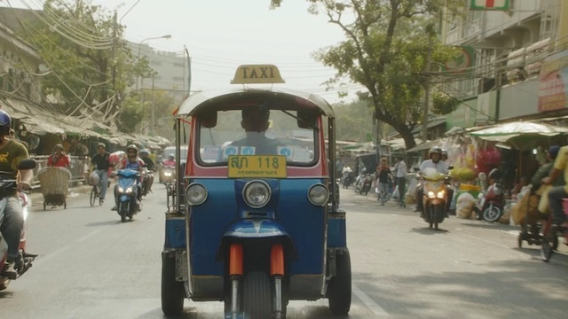 ユニクロTVCMタイ撮影コーディネート